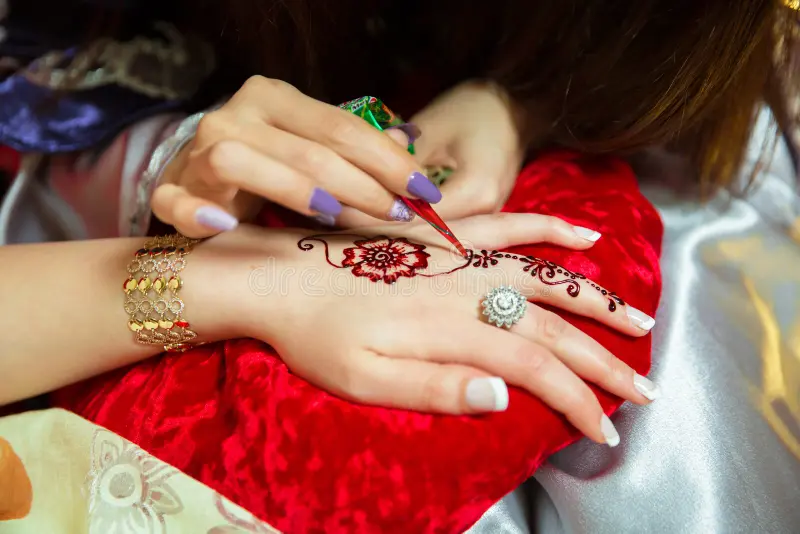 henna design tattoo women applying flowers henna tattoo women hands artist applying henna tattoo bride hands woman draws 114159656